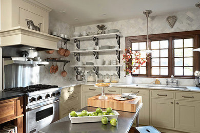 Example of a classic kitchen design in Minneapolis