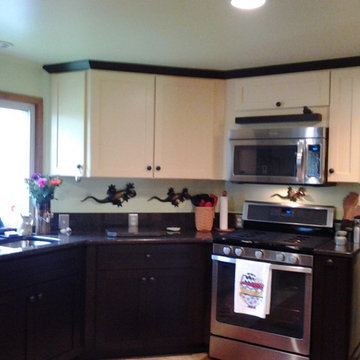 Troy - yellow and black cabinets