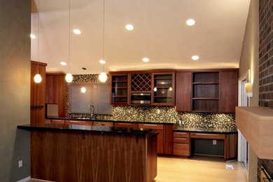 Foto di una grande cucina moderna con lavello sottopiano, ante lisce, ante in legno scuro, top in granito, paraspruzzi multicolore, paraspruzzi con piastrelle di vetro, elettrodomestici in acciaio inossidabile, pavimento in bambù e nessuna isola