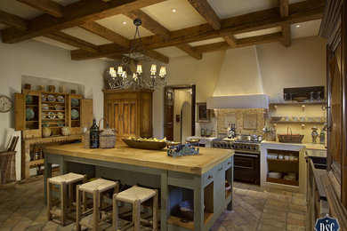 フェニックスにある地中海スタイルのおしゃれなキッチン (ベージュキッチンパネル、シルバーの調理設備) の写真