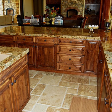 Tuscan Kitchen Peninsula with Counter Seating
