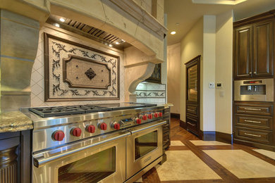サクラメントにある地中海スタイルのおしゃれなキッチンの写真
