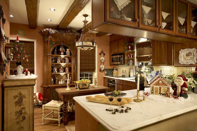 Foto på ett mellanstort vintage kök, med skåp i mellenmörkt trä, marmorbänkskiva, rostfria vitvaror, mellanmörkt trägolv, en undermonterad diskho, luckor med upphöjd panel, beige stänkskydd, stänkskydd i porslinskakel och en köksö