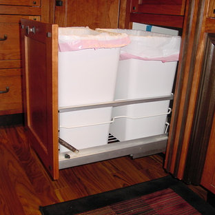 Idées déco pour une très grand cuisine américaine craftsman en U avec un évier encastré, un placard à porte shaker, des portes de placard en bois brun, un plan de travail en granite, un électroménager en acier inoxydable, un sol en bois brun et un îlot central.