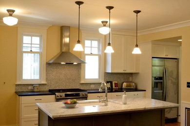 Example of a classic kitchen design in Portland