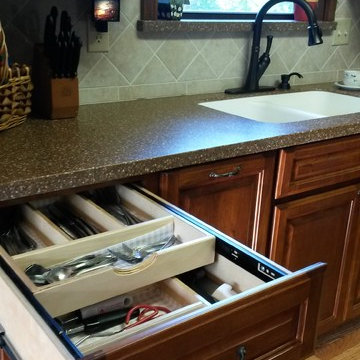 Two-tiered cutlery drawer