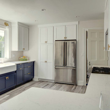 Two-toned kitchen (navy + white)