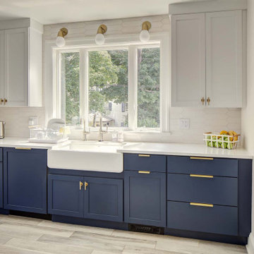 Two-toned kitchen (navy + white)