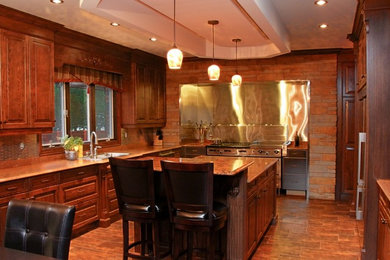 Große Klassische Wohnküche in U-Form mit Einbauwaschbecken, profilierten Schrankfronten, dunklen Holzschränken, Granit-Arbeitsplatte, Küchenrückwand in Metallic, Rückwand aus Stäbchenfliesen, Küchengeräten aus Edelstahl, dunklem Holzboden und Kücheninsel in Toronto