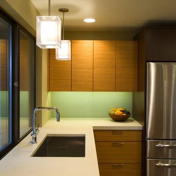 Undermount sink and square pendants