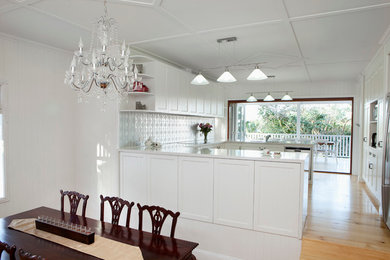 Kitchen - traditional kitchen idea in Brisbane