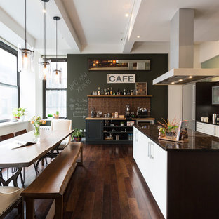 Immagine di una cucina minimal di medie dimensioni con lavello sottopiano, ante lisce, ante bianche, paraspruzzi marrone, parquet scuro e isola