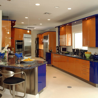 Idee per una cucina moderna con elettrodomestici in acciaio inossidabile e ante arancioni
