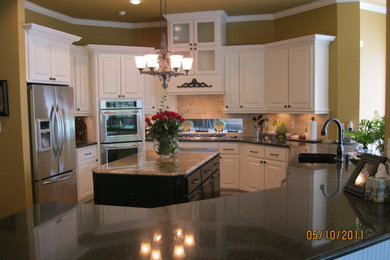 Modern inredning av ett mellanstort kök, med en enkel diskho, luckor med upphöjd panel, vita skåp, granitbänkskiva, flerfärgad stänkskydd, stänkskydd i sten, rostfria vitvaror, klinkergolv i keramik och en köksö