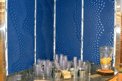 Geschlossene, Zweizeilige, Mittelgroße Moderne Küche mit Marmor-Arbeitsplatte, Küchenrückwand in Blau und Kücheninsel in Vancouver