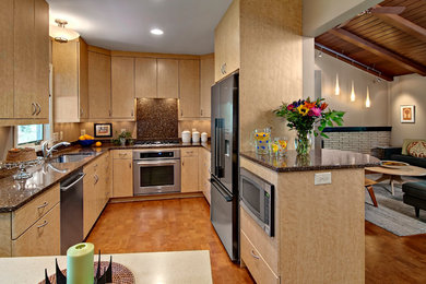 Foto di una cucina moderna di medie dimensioni con lavello sottopiano, ante lisce, ante in legno chiaro, top in quarzo composito, paraspruzzi grigio, elettrodomestici in acciaio inossidabile e pavimento in sughero