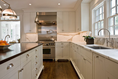 Klassische Küche mit Küchengeräten aus Edelstahl in Boston