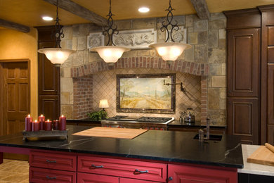 デンバーにある高級な広いトランジショナルスタイルのおしゃれなキッチン (レイズドパネル扉のキャビネット、御影石カウンター、ベージュキッチンパネル、シルバーの調理設備、石タイルのキッチンパネル、トラバーチンの床) の写真