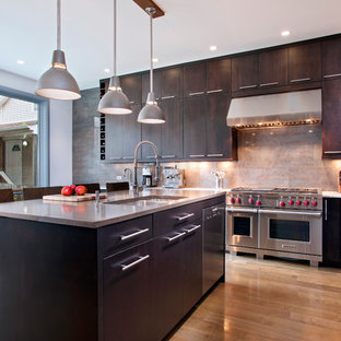 Ispirazione per una cucina contemporanea con ante in legno bruno