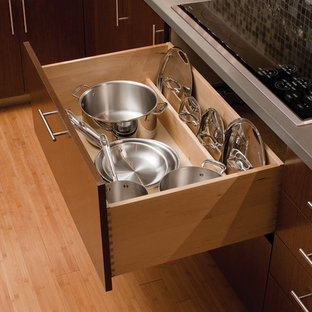 Immagine di una grande cucina minimal con lavello sottopiano, ante lisce, ante in legno scuro, top in quarzite, paraspruzzi multicolore, paraspruzzi con piastrelle a mosaico, elettrodomestici in acciaio inossidabile, parquet chiaro e isola