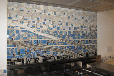 Foto de cocina lineal actual de tamaño medio con salpicadero con mosaicos de azulejos
