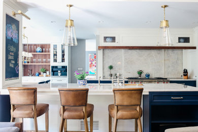 Mid-sized beach style l-shaped light wood floor and brown floor eat-in kitchen photo in Chicago with an undermount sink, shaker cabinets, white cabinets, quartzite countertops, white backsplash, granite backsplash, stainless steel appliances, no island and white countertops