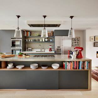 Idee per una cucina contemporanea con lavello sottopiano, ante lisce, ante grigie, top in acciaio inossidabile, paraspruzzi grigio, elettrodomestici in acciaio inossidabile, parquet chiaro e paraspruzzi con piastrelle diamantate
