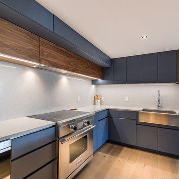 Modern Kitchen with Handleless Cabinets