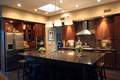 Exempel på ett mellanstort modernt kök, med en dubbel diskho, skåp i shakerstil, skåp i mörkt trä, brunt stänkskydd, stänkskydd i mosaik, rostfria vitvaror, mörkt trägolv och en köksö