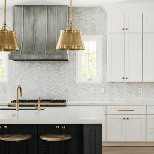 Foto di una grande cucina moderna con lavello sottopiano, ante in stile shaker, ante bianche, top in quarzo composito, paraspruzzi grigio, paraspruzzi in marmo, elettrodomestici in acciaio inossidabile, parquet chiaro, isola, pavimento beige e top bianco