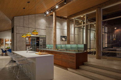 バンクーバーにあるコンテンポラリースタイルのおしゃれなキッチン (フラットパネル扉のキャビネット、濃色木目調キャビネット、ガラス板のキッチンパネル) の写真