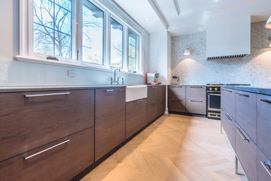 Imagen de cocina comedor contemporánea con armarios con paneles lisos, puertas de armario de madera en tonos medios y encimera de cuarzo compacto