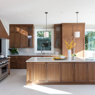 Ispirazione per una grande cucina design con lavello sottopiano, ante in stile shaker, ante in legno scuro, top in granito, paraspruzzi beige, paraspruzzi in lastra di pietra, elettrodomestici da incasso, pavimento in pietra calcarea e pavimento bianco