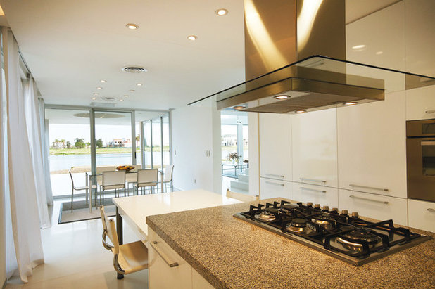 Contemporary Kitchen by Vanguarda Arquitectos