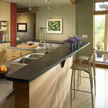 CONTRASTING ISLAND AND COUNTERTOPS