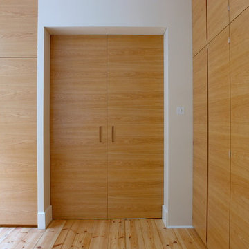 Veneered doors with flush handles