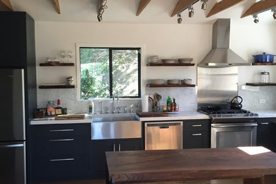 This is an example of a coastal kitchen in Los Angeles.
