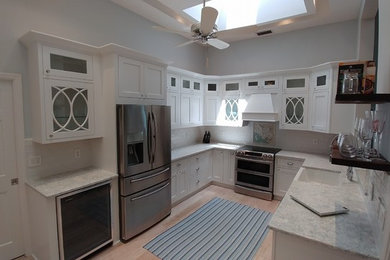 Foto de cocina actual grande sin isla con fregadero sobremueble, armarios estilo shaker, puertas de armario blancas, encimera de mármol y suelo de madera clara