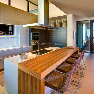 Ispirazione per una cucina minimalista di medie dimensioni con ante lisce, ante grigie, elettrodomestici in acciaio inossidabile, pavimento in gres porcellanato e pavimento beige