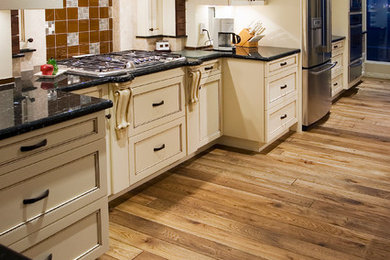 バンクーバーにある高級な中くらいなトラディショナルスタイルのおしゃれなキッチン (御影石カウンター、ガラスタイルのキッチンパネル、シルバーの調理設備) の写真