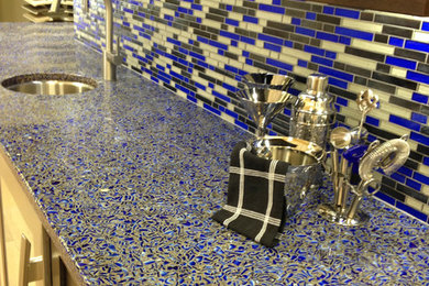 Ejemplo de cocina contemporánea con fregadero bajoencimera, encimera de vidrio reciclado, salpicadero azul y salpicadero con mosaicos de azulejos