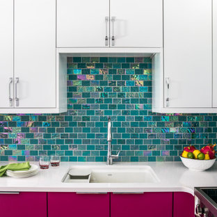Mittelgroße Moderne Küche in U-Form mit Unterbauwaschbecken, flächenbündigen Schrankfronten, roten Schränken, Quarzit-Arbeitsplatte, Küchenrückwand in Metallic, Rückwand aus Glasfliesen, Küchengeräten aus Edelstahl, braunem Holzboden, Halbinsel, braunem Boden und weißer Arbeitsplatte in Boston