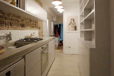 Zweizeilige, Kleine Moderne Küche mit flächenbündigen Schrankfronten, grauen Schränken, Betonarbeitsplatte, Küchenrückwand in Weiß und Rückwand aus Mosaikfliesen in London