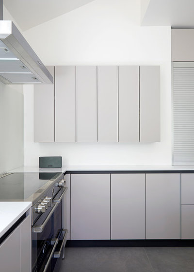 Modern Kitchen by Kitchen Bee Design Ltd.