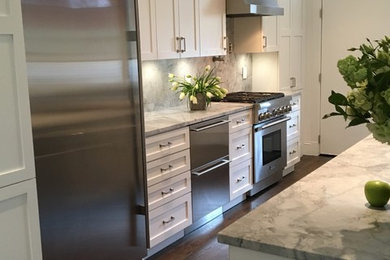 Example of a large transitional dark wood floor and brown floor eat-in kitchen design in Chicago with an undermount sink, shaker cabinets, white cabinets, quartzite countertops, white backsplash, stainless steel appliances and white countertops