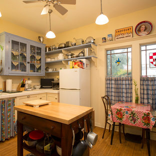 Esempio di una piccola cucina a L shabby-chic style chiusa con lavello sottopiano, ante in stile shaker, ante bianche, top piastrellato, paraspruzzi bianco, paraspruzzi in legno, elettrodomestici bianchi, parquet chiaro, isola e pavimento marrone