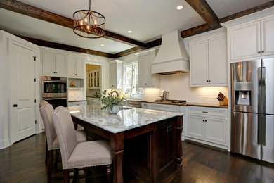 Foto på ett stort medelhavsstil kök, med en rustik diskho, luckor med infälld panel, vita skåp, bänkskiva i kvartsit, vitt stänkskydd, stänkskydd i keramik, rostfria vitvaror, mörkt trägolv och en köksö