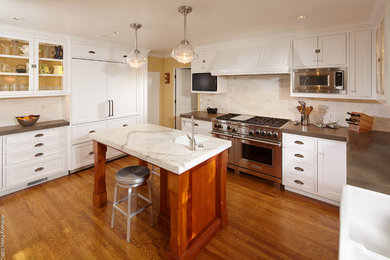Example of a large trendy u-shaped medium tone wood floor and brown floor open concept kitchen design in Los Angeles with an undermount sink, shaker cabinets, white cabinets, marble countertops, white backsplash, marble backsplash, paneled appliances and an island