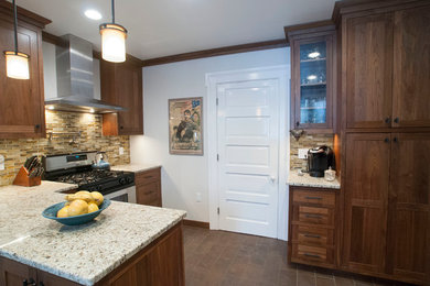 Imagen de cocina clásica con puertas de armario de madera oscura, encimera de granito, salpicadero multicolor y electrodomésticos de acero inoxidable