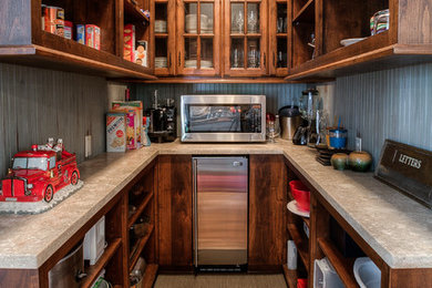 Klassische Küche ohne Insel in U-Form mit Vorratsschrank, offenen Schränken, dunklen Holzschränken, Küchengeräten aus Edelstahl und braunem Holzboden in Kansas City